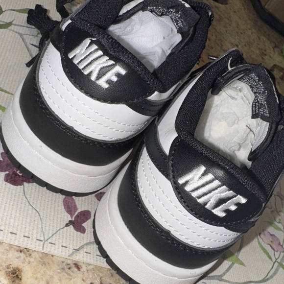 Nike Black and White Women's Sneakers - Picture 4 of 6